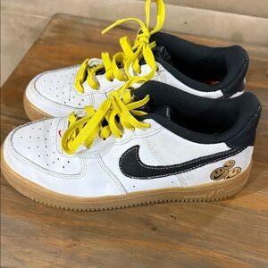Boys Nike Smiley White & Black Low-Top Sneakers with Yellow Laces